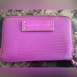 Marc by Marc Jacobs Vibrant Purple Textured Wallet, EUC, Perfect for Spring🌸🌼🌺